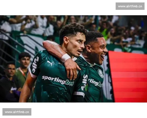 激情四溢的绿茵场上，球员们为荣誉而战，展开激烈的足球对决之夜